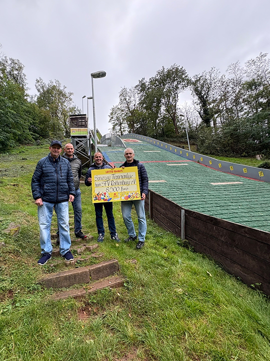 Harald Valentin (Baufirma), Mathias Valentin (Baufirma), Patrick Valentin (Vereinsvorsitzender) und Andreas Teubner (stellv. Vereinsvors.) mit Förderscheck vor Skisprungschanze Rothenburg