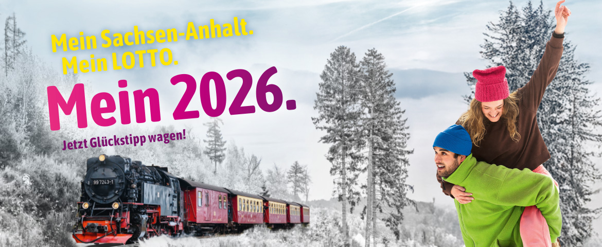 Ein P&auml;rchen jubelt vor einer verschneiten Harzlandschaft mit der Brockenbahn. Neujahrsw&uuml;nsche sind in das Bild inkludiert.