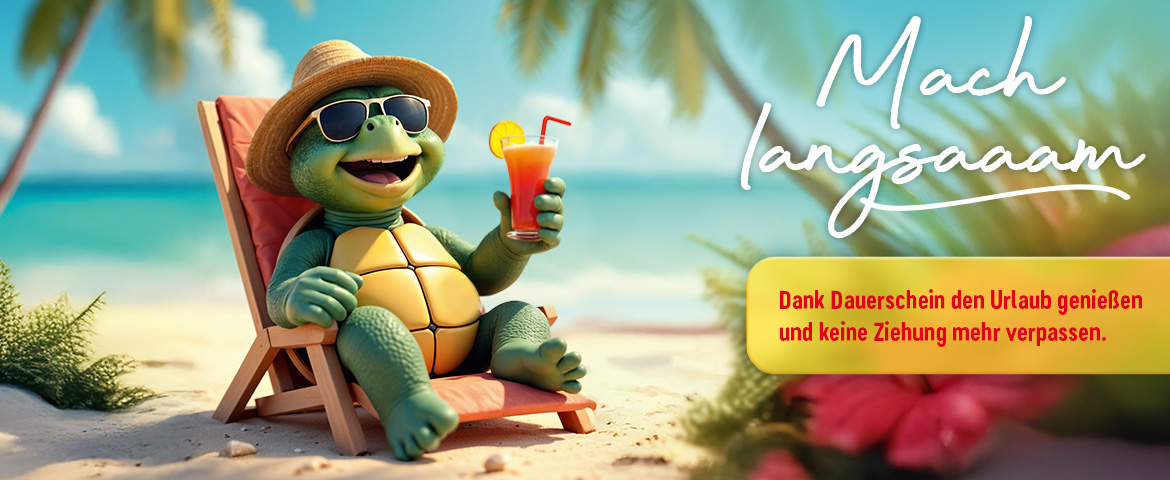 Schildkröte mit Strohhut und Cocktail sitzt am Strand im Sonnenstuhl