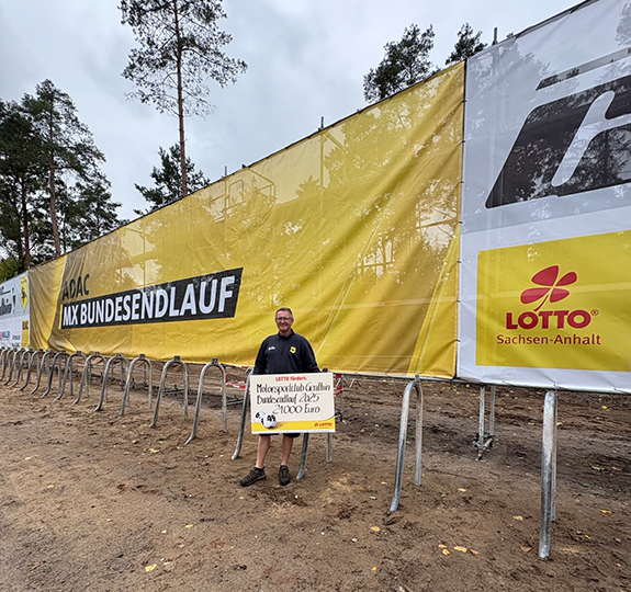 Maurice Mein Vereinsvorsitzender vom Motorsportclub Genthin e.V. mit Förderscheck von LOTTO Sachsen-Anhalt