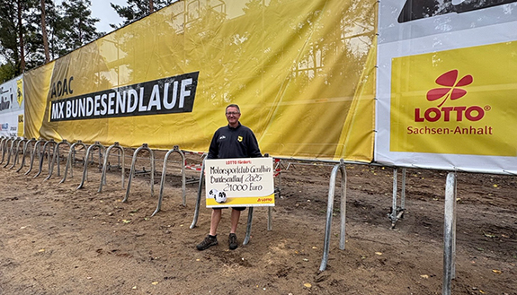 Maurice Mein Vereinsvorsitzender vom Motorsportclub Genthin e.V. mit Förderscheck von LOTTO Sachsen-Anhalt