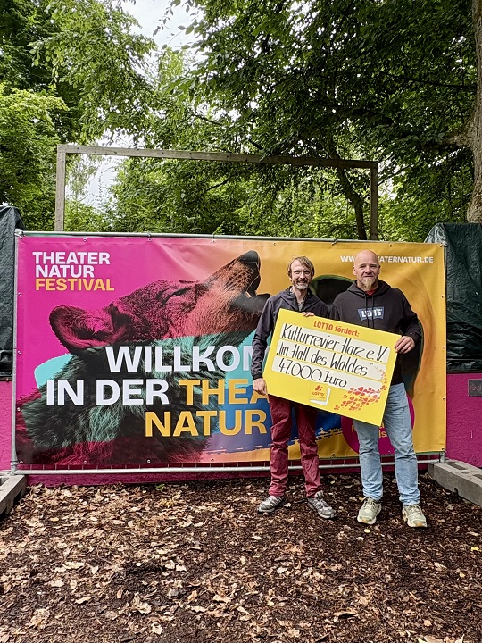 Foto von der symbolischen Scheckübergabe für das Festival Theater Natur 2025