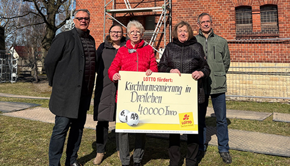Gruppe von f&uuml;nf Leute mit symbolischem Spendenscheck von LOTTO Sachsen-Anhalt &uuml;ber 40.000 Euro f&uuml;r die Kirchturmsanierung von Dreileben