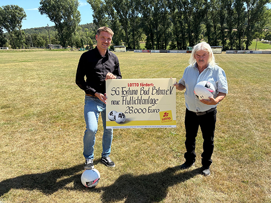 Vereinsvorstand Andreas Sturm und Sebastian Kibgis der SG Fortuna Bad Bibra mit symbolischem F&ouml;rderscheck