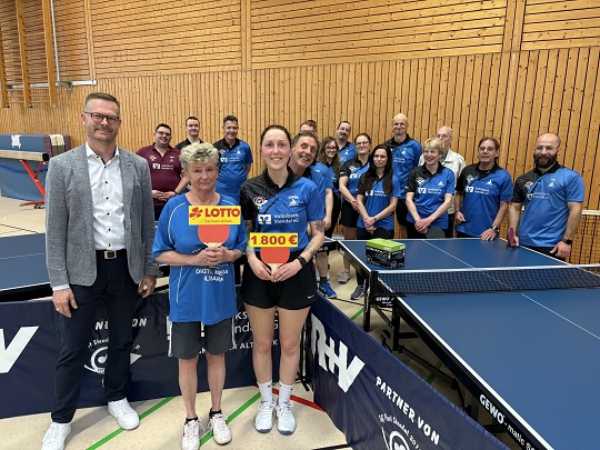 Gruppenfoto der Vereinsmitglieder des SG Post Stendal e.V. in ihrer Sporthalle