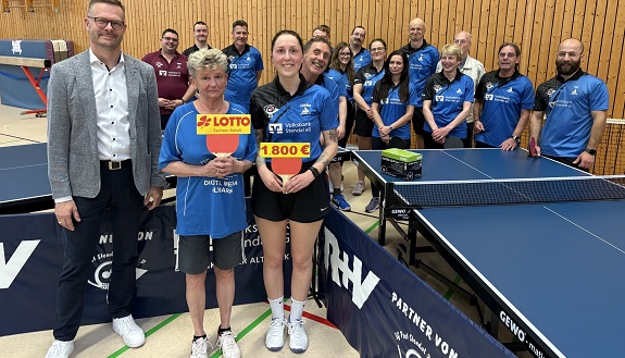 Gruppenfoto des SG Post Stendal e.V. in ihrer Turnhalle
