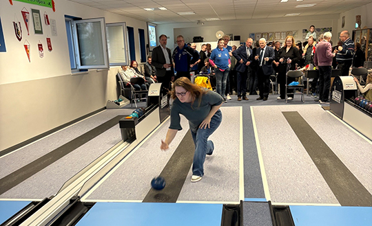 Die Kegelfreunde der SG Chemie Wolfen kegeln bei der offiziellen Wieder&ouml;ffnung ihrer Kegelbahn nach der Sanierung. 