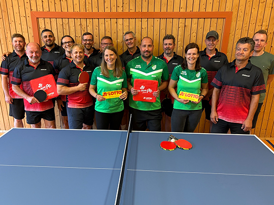 Tischtennisteam vom Domersleber SV steht hinter Tischtennisplatte