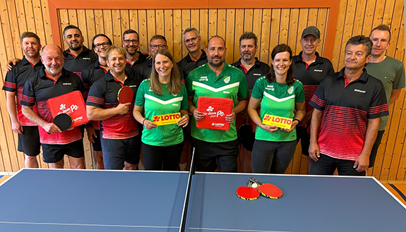 Tischtennisteam vom Domersleber SV steht hinter Tischtennisplatte