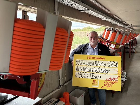 Vereinsvorsitzender Wolfgang Krause vom Schützenverein Hubertus 1990 e.V. mit Fördercheck von LOTTO Sachsen-Anhalt