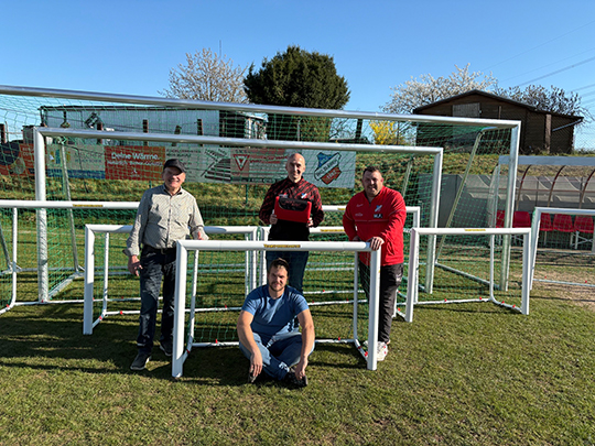 Vier MItglieder des Vereinsvorstandes des MTV Wefensleben stehen vor den neuen Toren